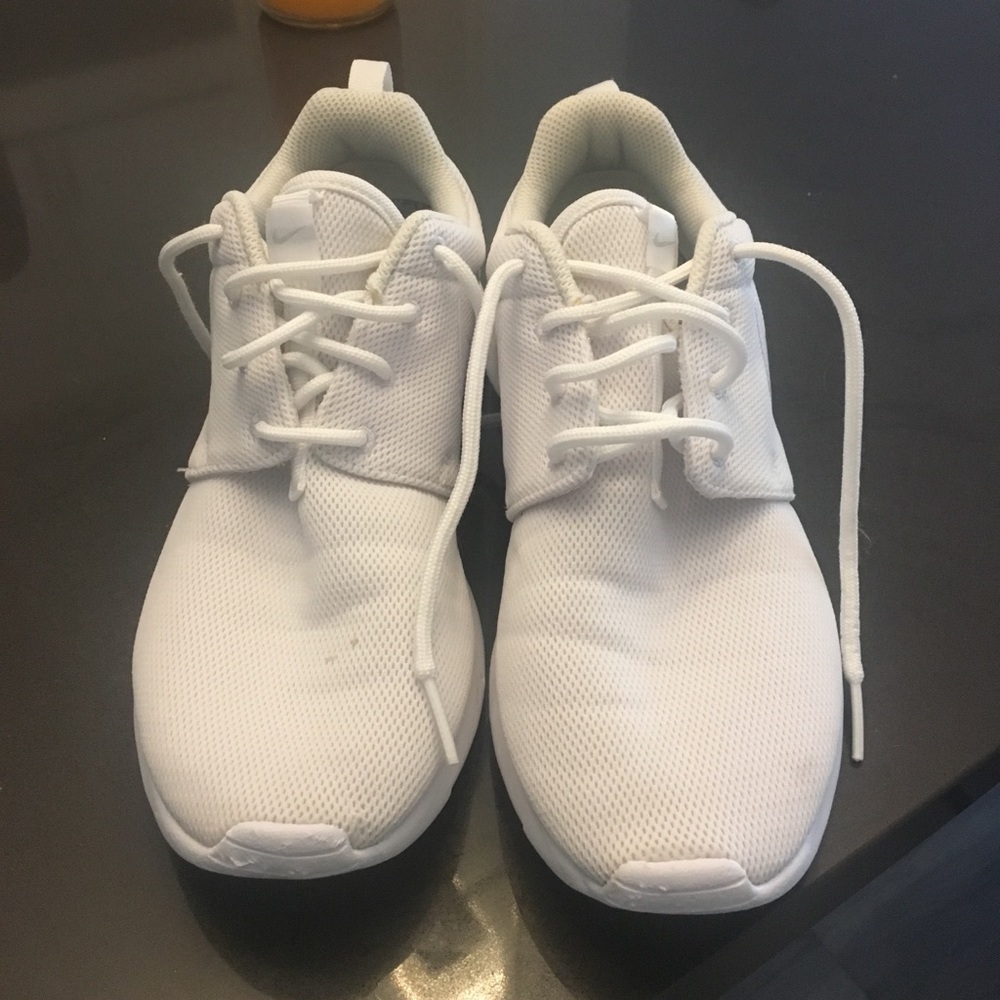White Nike Roshe Size 7